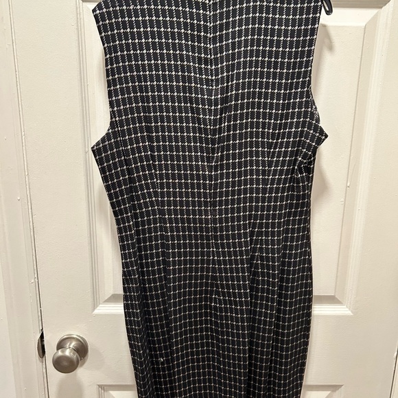 Calvin Klein Black and White Sheath Dress Sleeveless Mock Neck - Picture 3 of 4